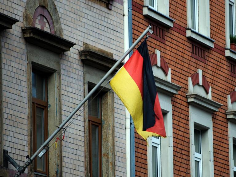 Eine deutsche Fahne an einem Haus.