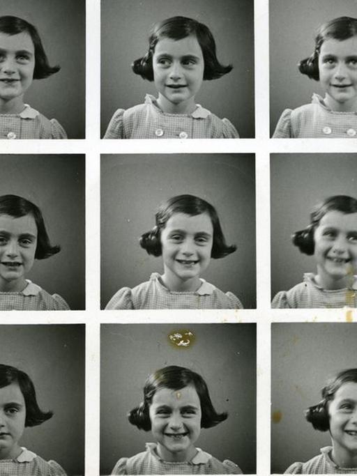 Um ein neues Passbild zu erhalten, wird Anne Frank 1935 fotografiert. Der gesamte Bogen ist zusammen mit weiteren Bildern überliefert und zeigt uns die junge Autorin in unterschiedlichen Facetten vor der Kamera.