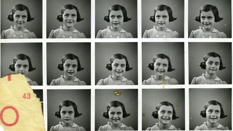 Um ein neues Passbild zu erhalten, wird Anne Frank 1935 fotografiert. Der gesamte Bogen ist zusammen mit weiteren Bildern überliefert und zeigt uns die junge Autorin in unterschiedlichen Facetten vor der Kamera.