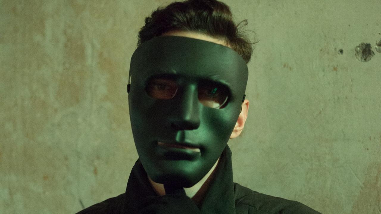 Ausschnitt aus Tobias Zielonys Foto "Mask" aus der Serie Maskirovka, aufgenommen 2017 in Kiew. Ausschnitt aus Tobias Zielonys Foto "Mask" aus der Serie Maskirovka, aufgenommen 2017 in Kiew.