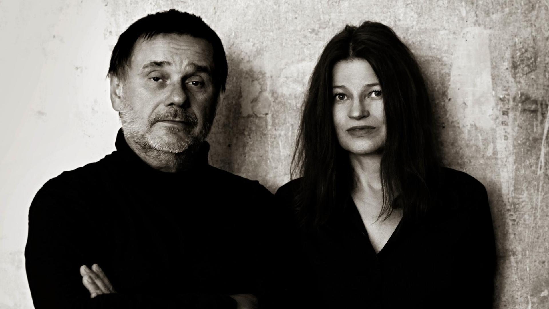 Schwarz-Weiß-Fotografie mit dem Lautenisten Edin Karamazov (links) und der Blockflötistin Dorothee Oberlinger (rechts). Beide tragen dunkle Kleidung und schauen in die Kamera . Der Mann trägt einen kurzen grauen Bart, die Frau lange dunkle Haare. Schwarz-Weiß-Fotografie mit dem Lautenisten Edin Karamazov (links) und der Blockflötistin Dorothee Oberlinger (rechts). Beide tragen dunkle Kleidung und schauen in die Kamera . Der Mann trägt einen kurzen grauen Bart, die Frau lange dunkle Haare.