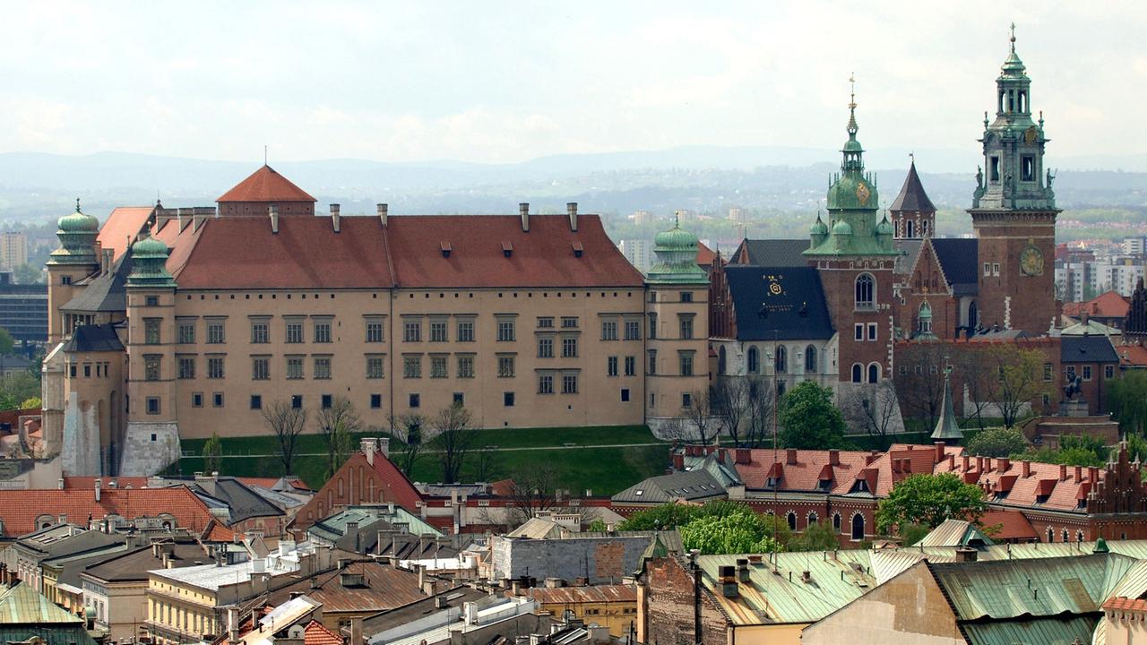 Blick vom Turm der Marienkirche auf den Wawel in Krakau, aufgenommen am 09.05.2005. Blick vom Turm der Marienkirche auf den Wawel in Krakau, aufgenommen am 09.05.2005.