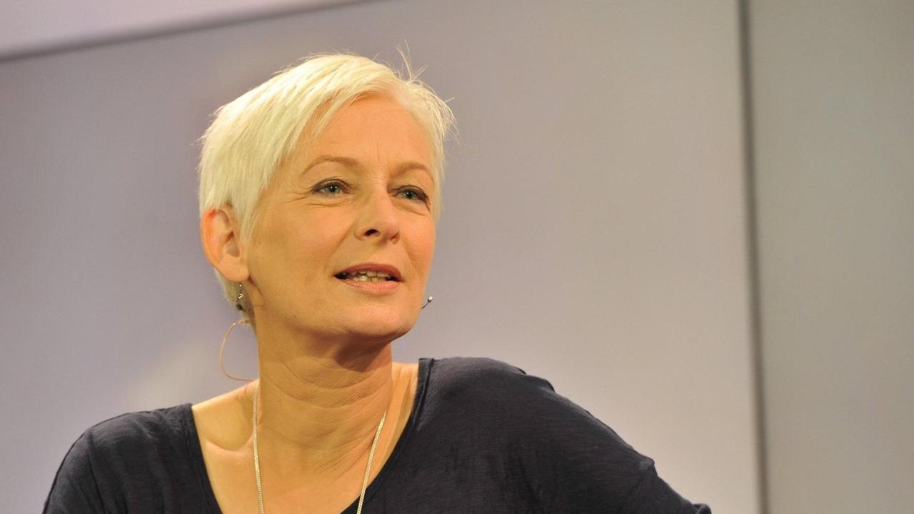 Porträtaufnahme Dörte Hansen, mit kurzem blonden Haar und schwarzem Pullover auf der Frankfurter Buchmesse. Porträtaufnahme Dörte Hansen, mit kurzem blonden Haar und schwarzem Pullover auf der Frankfurter Buchmesse.