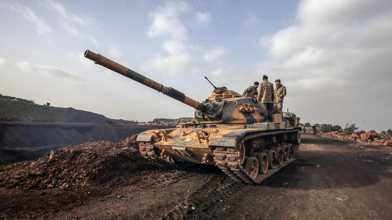 Ein türkischer Panzer in der syrischen Stadt Afrin. Ein türkischer Panzer in der syrischen Stadt Afrin.