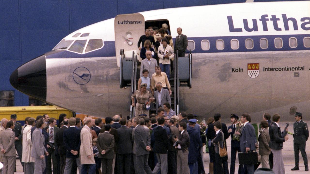 Am 18.10.1977 verlassen die ersten befreiten Geiseln das Flugzeug "Köln Intercontinental", mit dem sie nach der Entführung der "Landshut" nach Frankfurt am Main gebracht worden waren.  