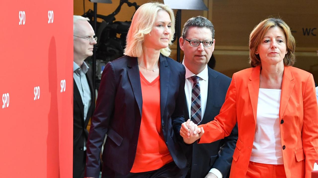 Manuela Schwesig (l), Ministerpräsidentin von Mecklenburg-Vorpommern, Malu Dreyer (r), Ministerpräsidentin von Rheinland-Pfalz, und Thorsten Schäfer-Gümbel (M), SPD-Vorsitzender in Hessen, kommen in der Parteizentrale zu einer Pressekonferenz. 