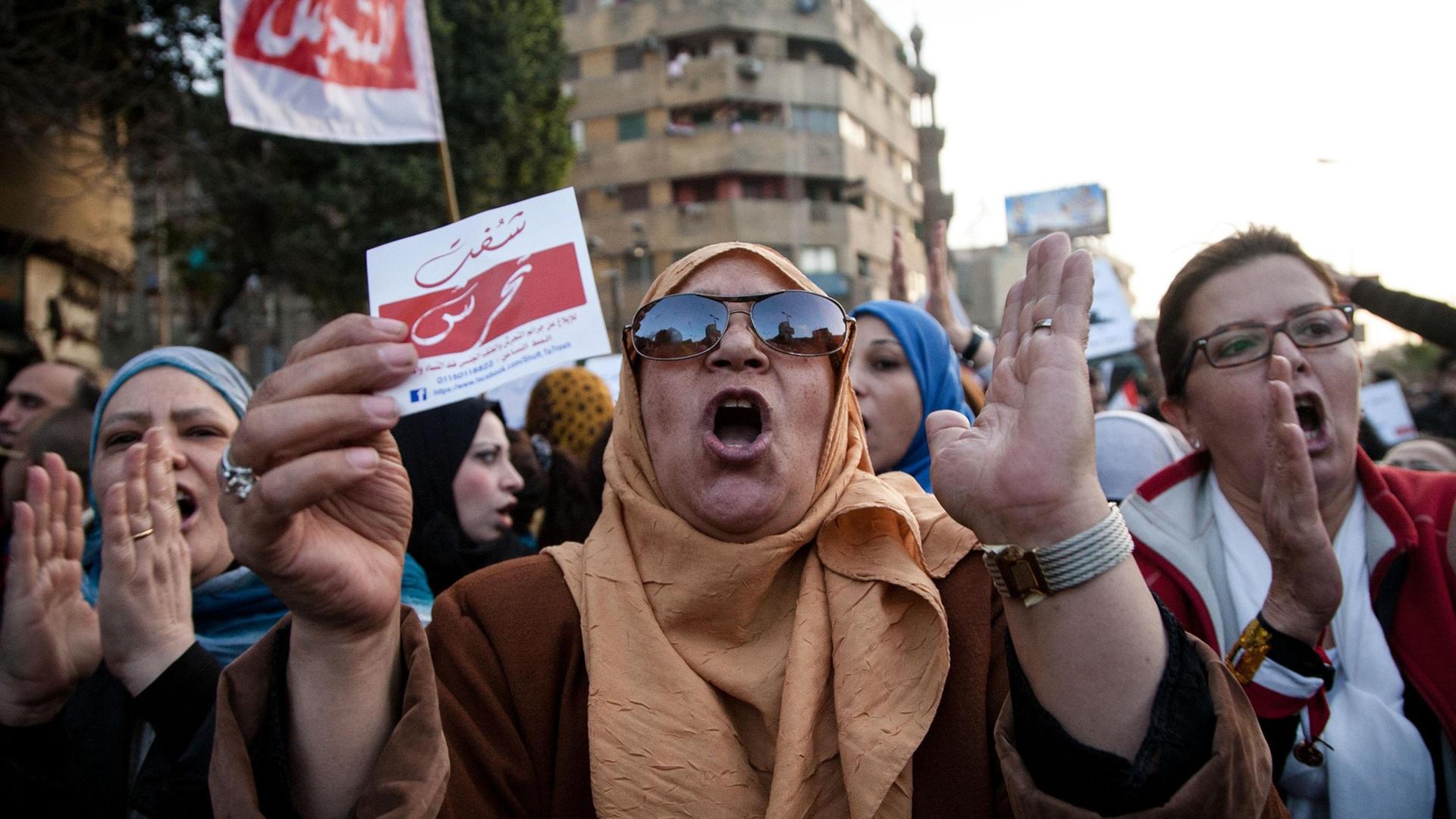 Frauen demonstrieren in Kairo auf dem Tahrir-Platz gegen sexuelle Gewalt Frauen demonstrieren in Kairo auf dem Tahrir-Platz gegen sexuelle Gewalt