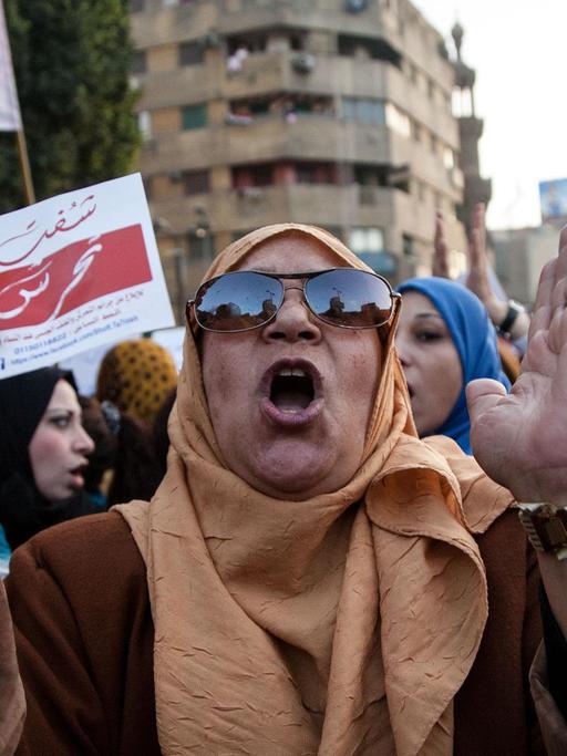 Frauen demonstrieren in Kairo auf dem Tahrir-Platz gegen sexuelle Gewalt