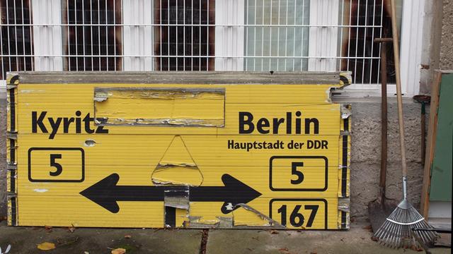 Historische Straßenausschilderung über die Fernverkehrsstraße 5 in die Richtungen "Berlin und Kyritz",