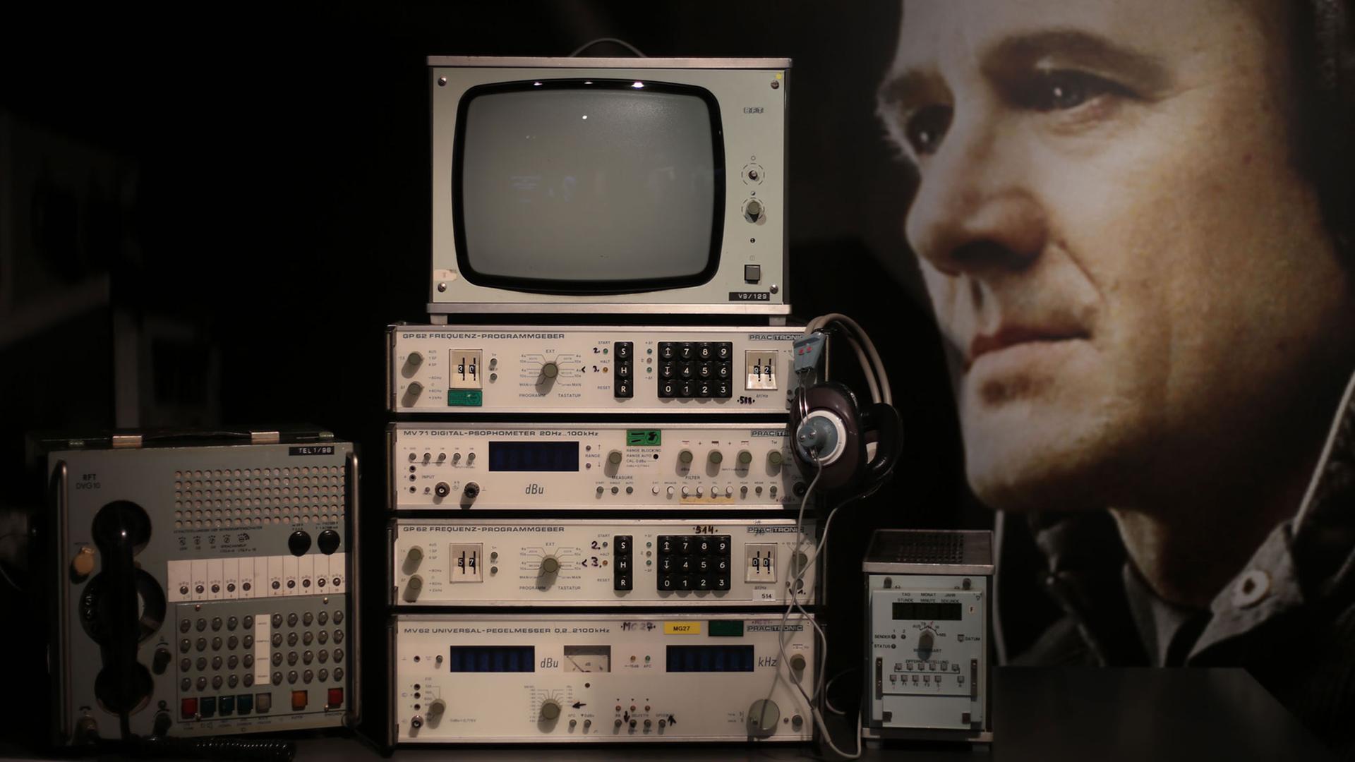 Die Ausstellung "Inszeniert - Deutsche Geschichte im Spielfilm" in Bonn: Abhörgeräte stehen zur Darstellung des Films "Das Leben der Anderen" in einer Vitrine. Die Ausstellung "Inszeniert - Deutsche Geschichte im Spielfilm" in Bonn: Abhörgeräte stehen zur Darstellung des Films "Das Leben der Anderen" in einer Vitrine.
