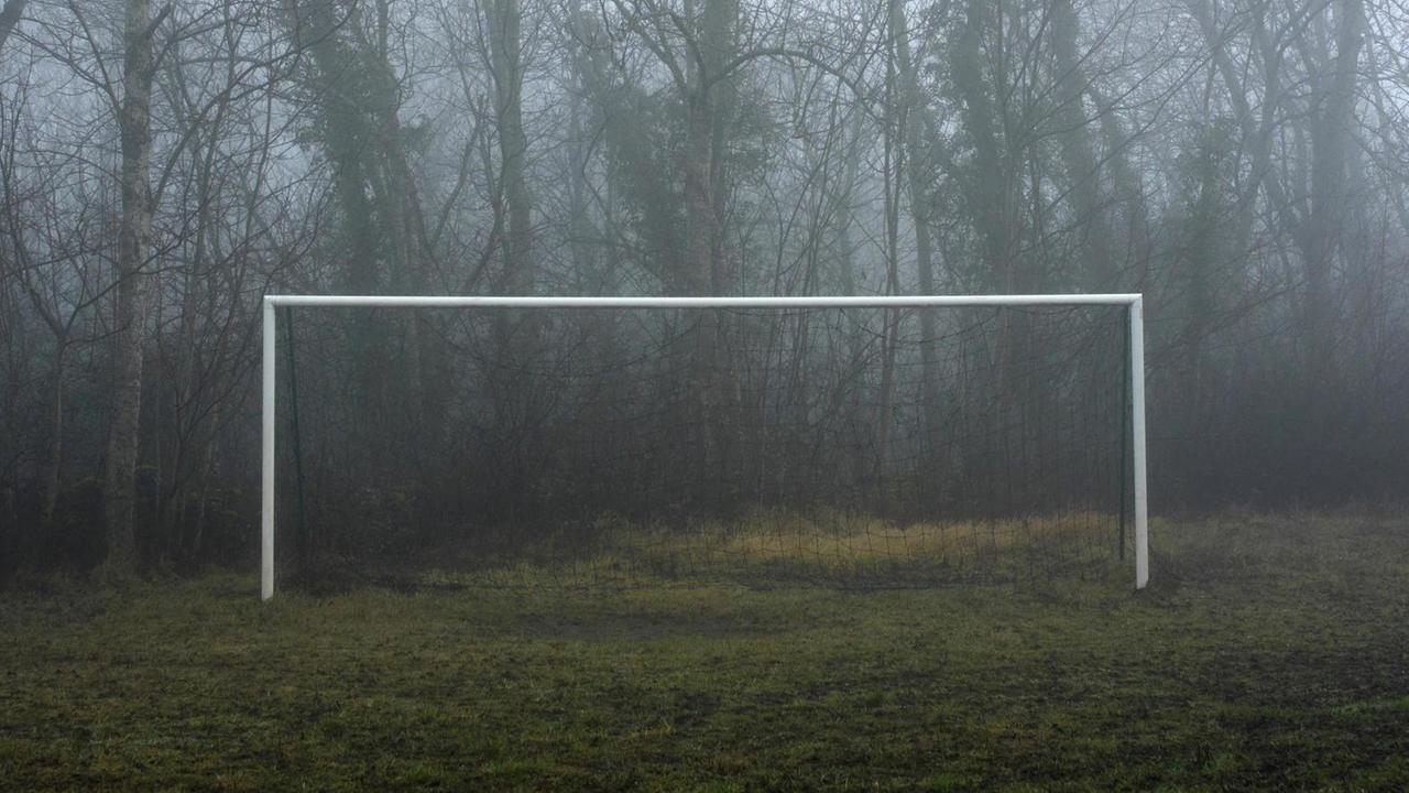 Ein Fußballtor steht im Nebel. Ein Fußballtor steht im Nebel.