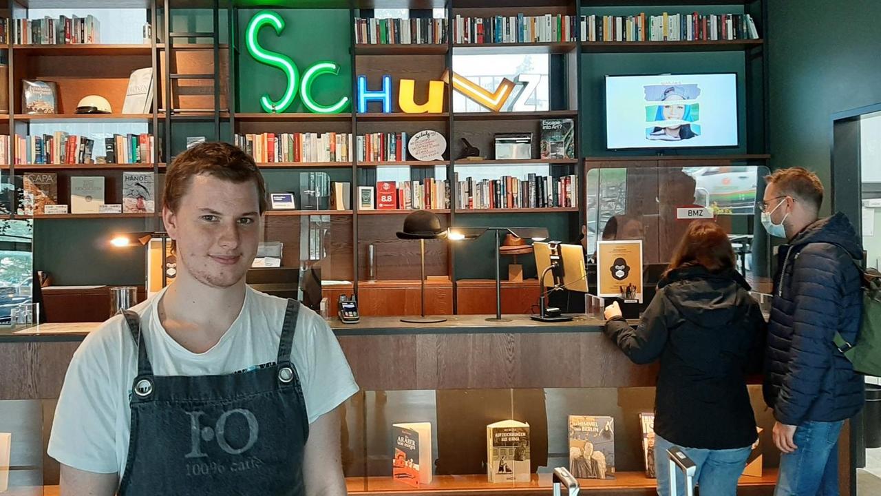Phillip Priet steht vor der Rezeption im Hotel Schulz. Phillip Priet steht vor der Rezeption im Hotel Schulz.