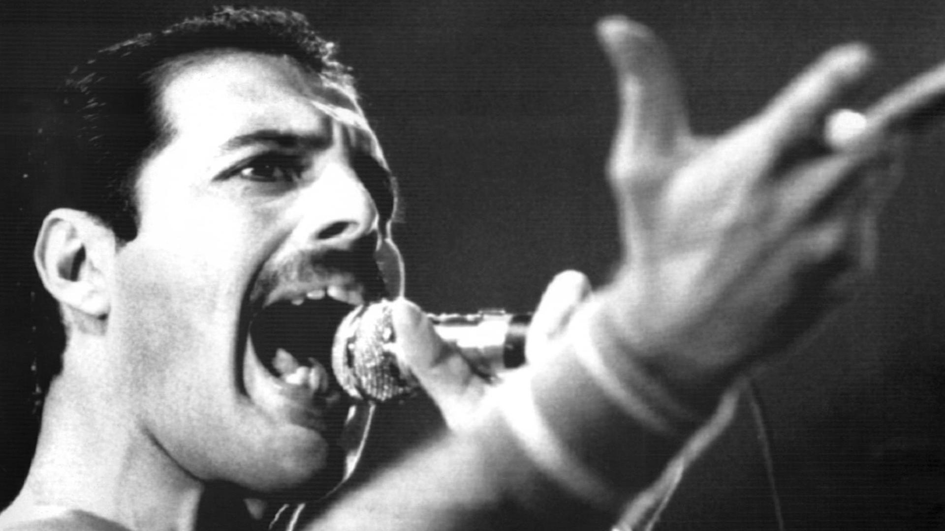Der Leadsänger der britischen Rockgruppe "Queen", Freddie Mercury, bei einem Auftritt im September 1984.