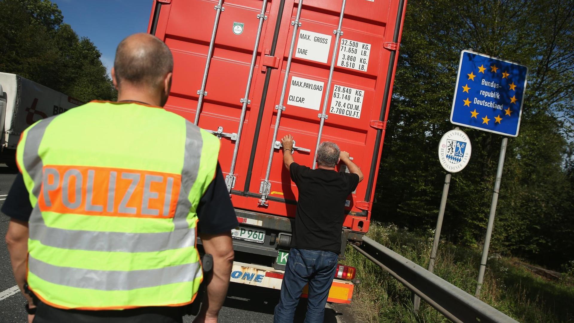 Ein Grenzpolizist kontrolliert an der deutsch/österreichischen Grenze einen LKW. Ein Grenzpolizist kontrolliert an der deutsch/österreichischen Grenze einen LKW.