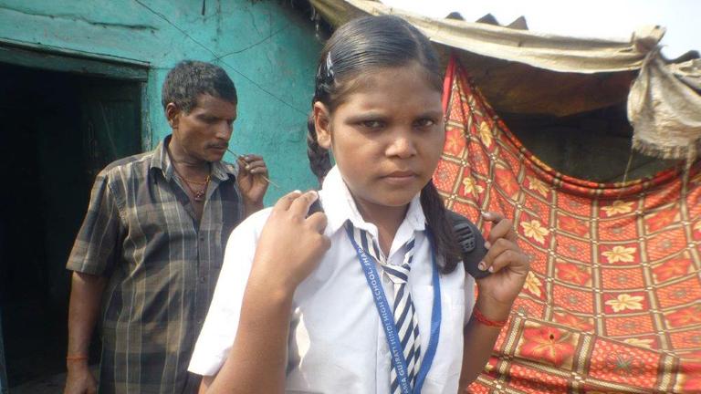 Shivani geht nach harter Arbeit zur Schule.