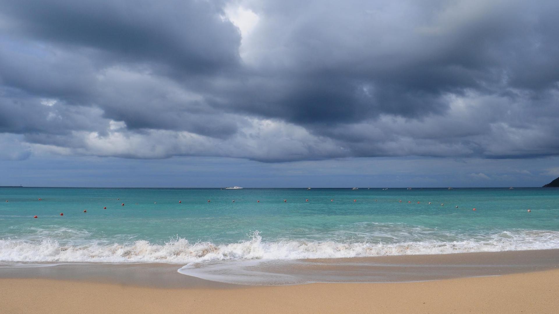 Strandabschnitt in China, über dem sich dunkle Wolken zusammenziehen Strandabschnitt in China, über dem sich dunkle Wolken zusammenziehen