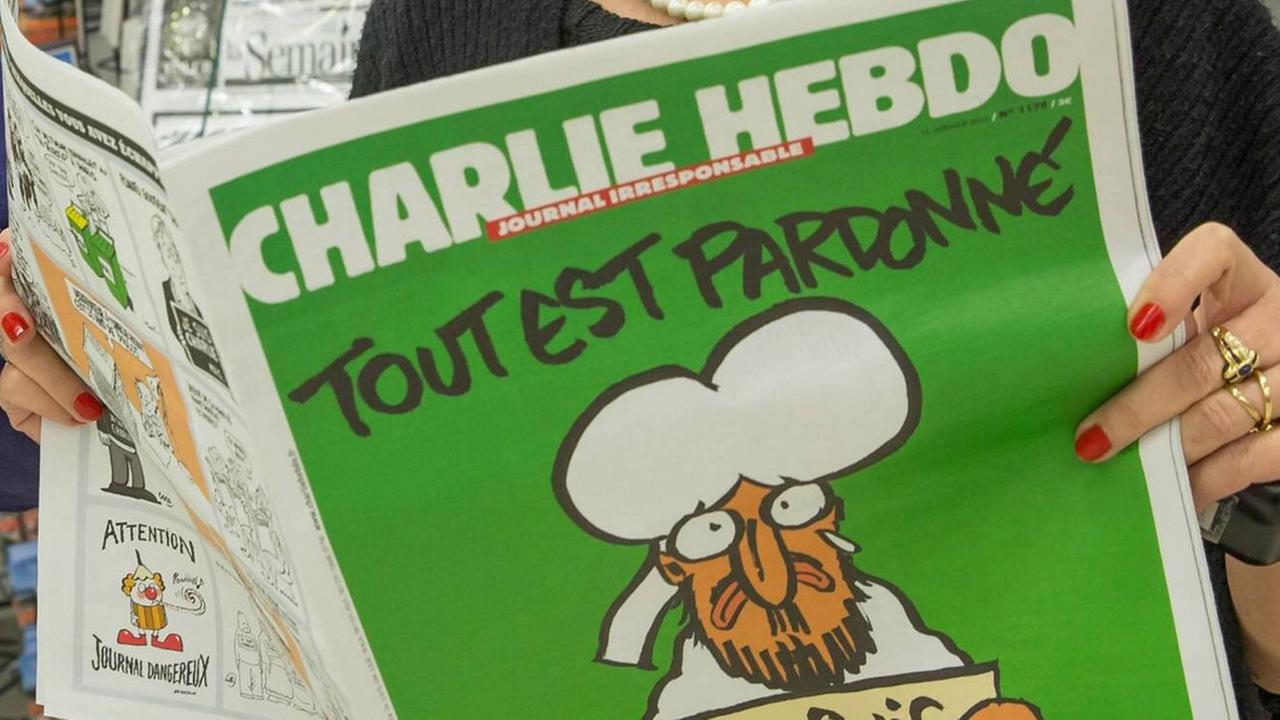 Die erste Ausgabe von "Charlie Hebdo" nach dem Anschlag zeigt eine Karikatur Mohammeds auf dem Titel Die erste Ausgabe von "Charlie Hebdo" nach dem Anschlag zeigt eine Karikatur Mohammeds auf dem Titel