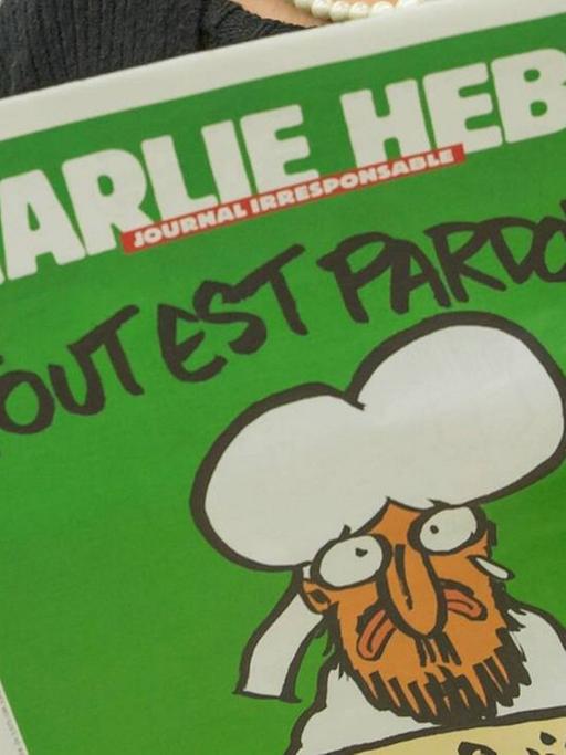 Ein Mann liest die erste Ausgabe des Satiremagazins "Charlie Hebdo" nach den Anschlägen von Paris.