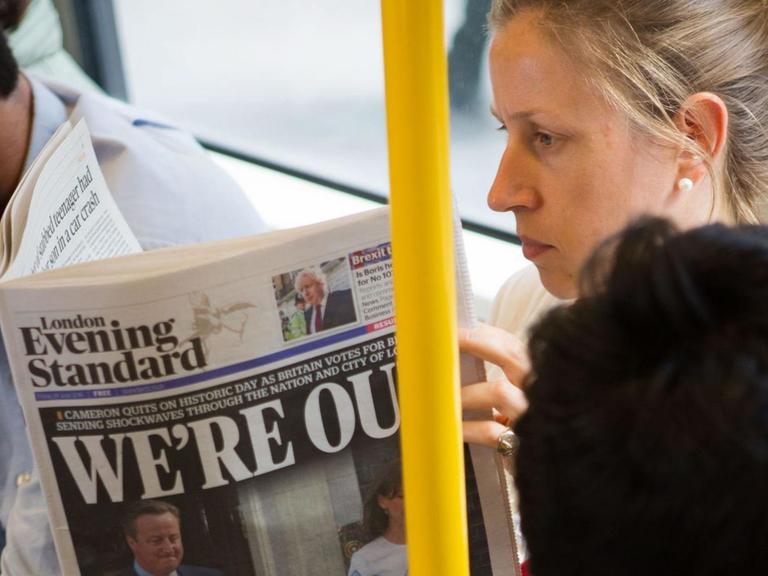 Fahrgäste in der U-Bahn lesen am Tag nach der Brexit-Entscheidung die Zeitungen