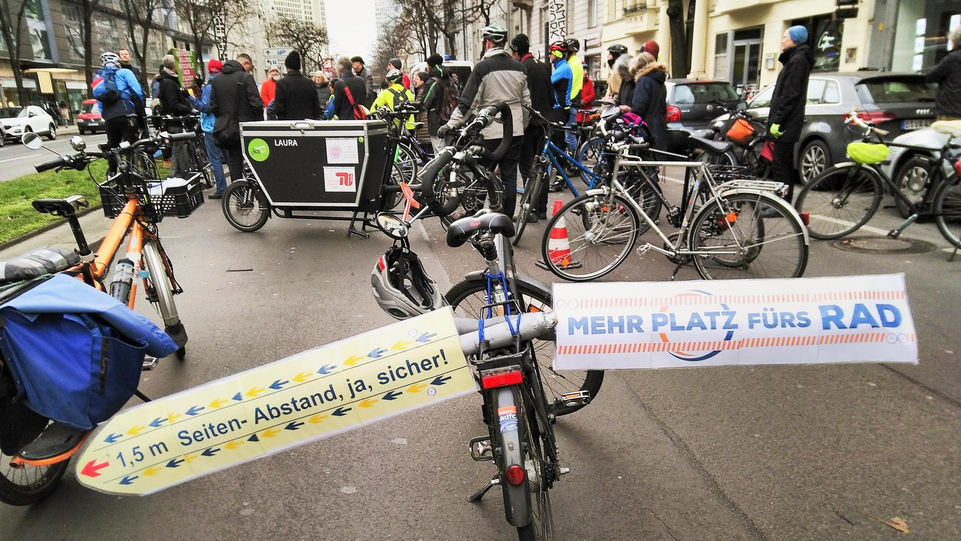 Ein Fahrrad mit ausklappbaren Abstandshinweisen am Gepäckträger. Ein Fahrrad mit ausklappbaren Abstandshinweisen am Gepäckträger.
