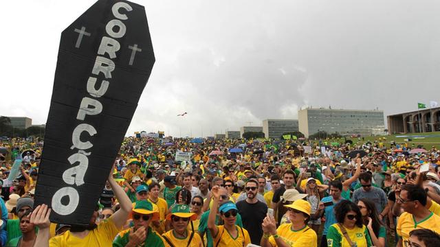 Brasilianer demonstrieren in der Hauptstadt Brasilia vor dem brasilianischen Kongress gegen Korruption in der Politik.