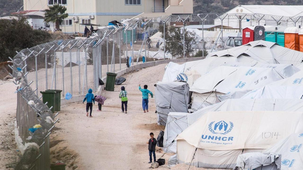 Lesbos, Griechenland: Kinder spielen im Lager Kara Tepe, Moria. Lesbos, Griechenland: Kinder spielen im Lager Kara Tepe, Moria.