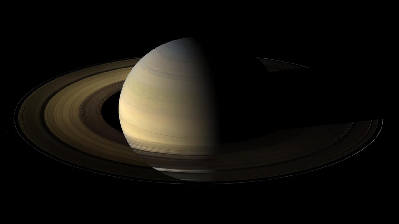 Der Ringplanet Saturn zieht sich nun vom Abendhimmel zurück