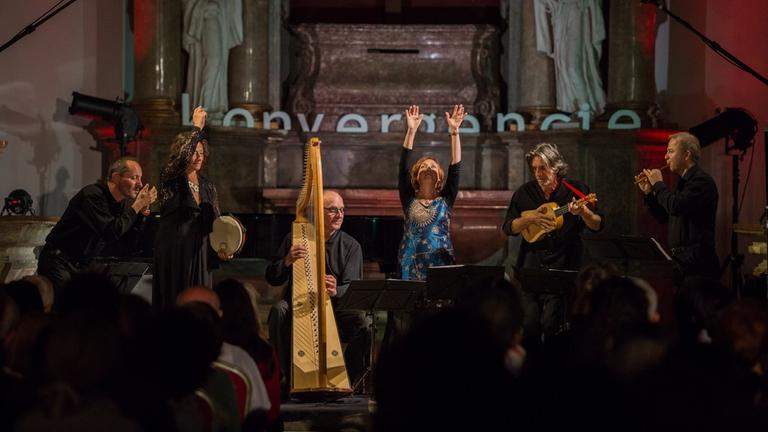 Das Ensemble Oni Wytar, mit verschiedenen Instrumenten wie Trommel, Maultrommel, Harfe, Barockgitarre und Blockflöte mit der Sängerin Gabriella Aiello beim Konvergencie Chamber Music Festival, Bratislava 2018 Das Ensemble Oni Wytar, mit verschiedenen Instrumenten wie Trommel, Maultrommel, Harfe, Barockgitarre und Blockflöte mit der Sängerin Gabriella Aiello beim Konvergencie Chamber Music Festival, Bratislava 2018