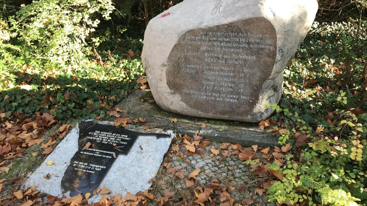 Großer Findling, kleine Gedenktafel auf dem Garnisonsfriedhof in Berlin. Großer Findling, kleine Gedenktafel auf dem Garnisonsfriedhof in Berlin.