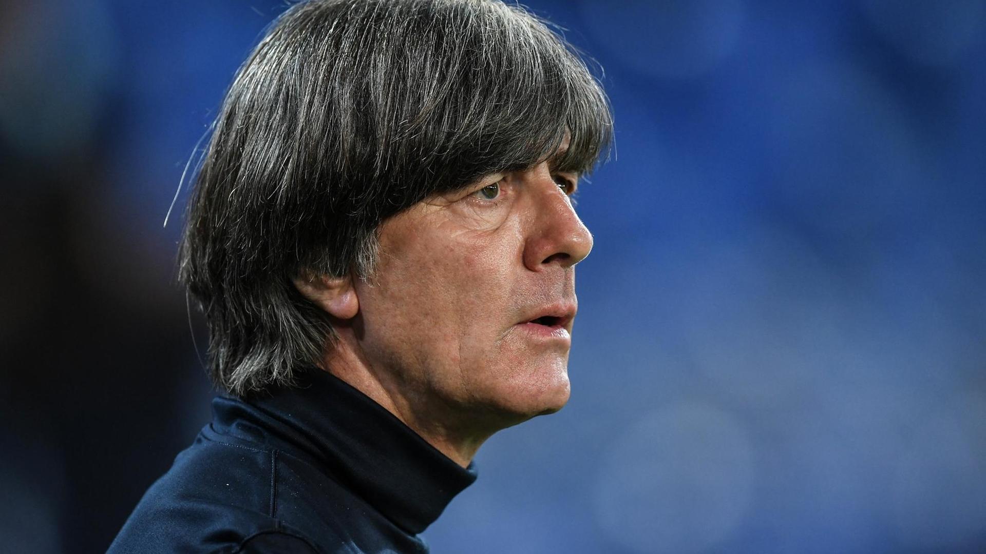 Profilfoto von Bundestrainer Joachim "Jogi" Löw (Deutschland) vor blauem Hintergrund. Löw trägt einen dunklen Rollkragenpullover. Profilfoto von Bundestrainer Joachim "Jogi" Löw (Deutschland) vor blauem Hintergrund. Löw trägt einen dunklen Rollkragenpullover.