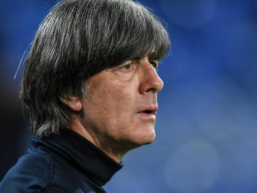Profilfoto von Bundestrainer Joachim "Jogi" Löw (Deutschland) vor blauem Hintergrund. Löw trägt einen dunklen Rollkragenpullover.