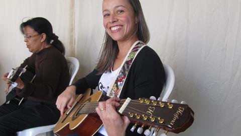 Die Studentin Almeida Leão Ayupe lernt in der Musikschule Viola Caipira.