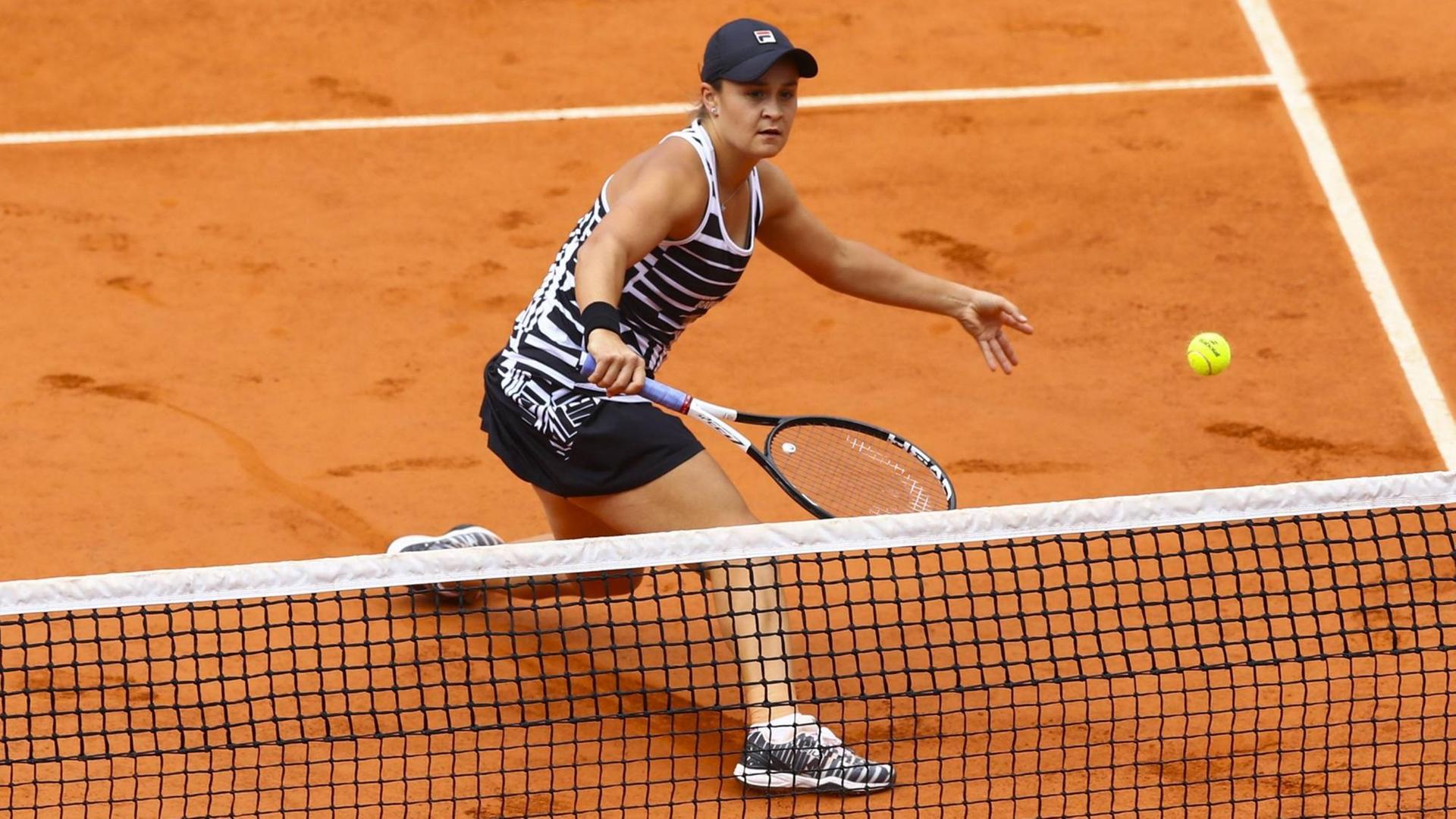 Ashleigh Barty spielt dicht am Netz einen Ball zurück Ashleigh Barty spielt dicht am Netz einen Ball zurück