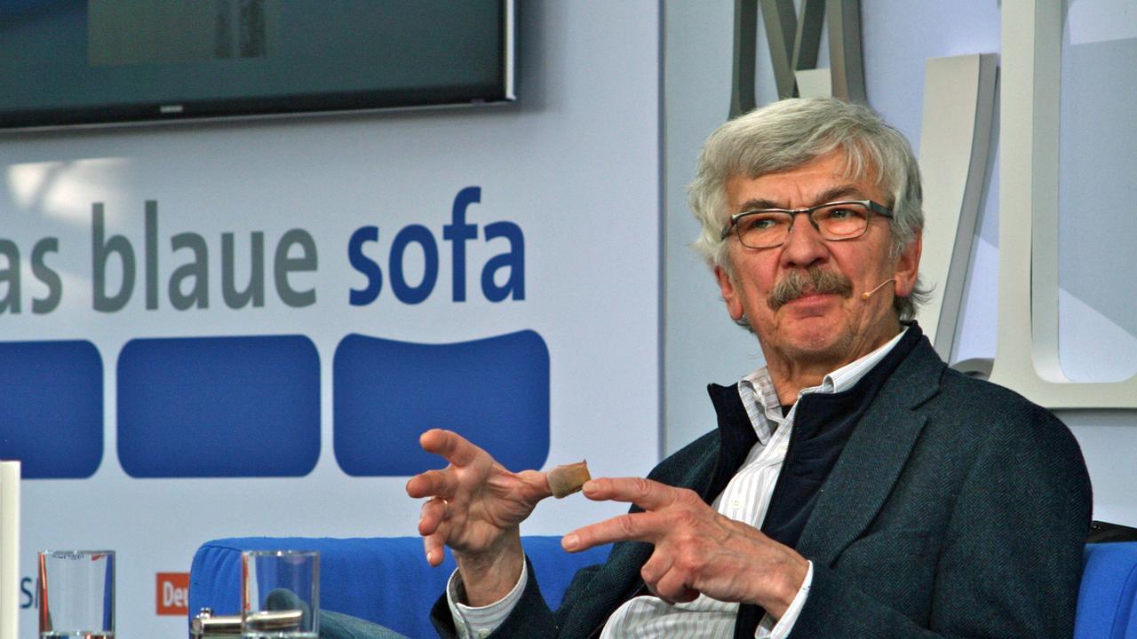 Der Schriftsteller Christoph Hein auf dem Blauen Sofa der Leipziger Buchmesse Der Schriftsteller Christoph Hein auf dem Blauen Sofa der Leipziger Buchmesse