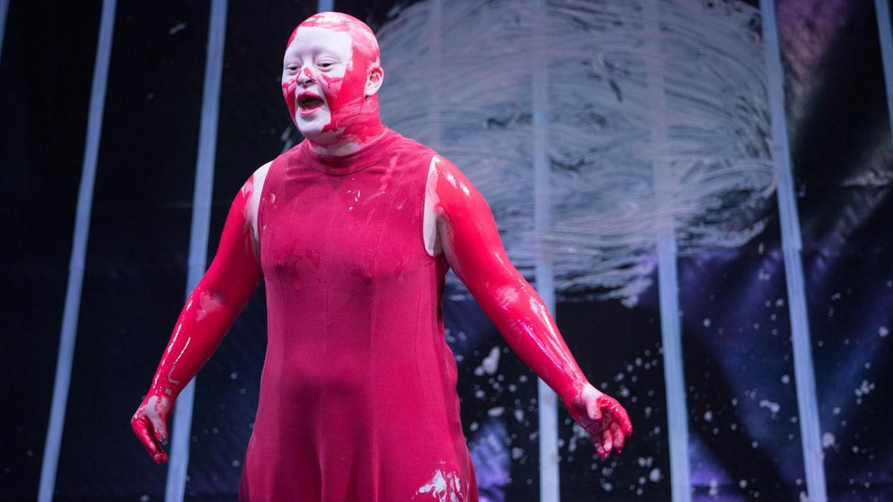 Die Schauspielerin Zora Schemm vom Theater RambaZamba in der Rolle der Antigone Die Schauspielerin Zora Schemm vom Theater RambaZamba in der Rolle der Antigone