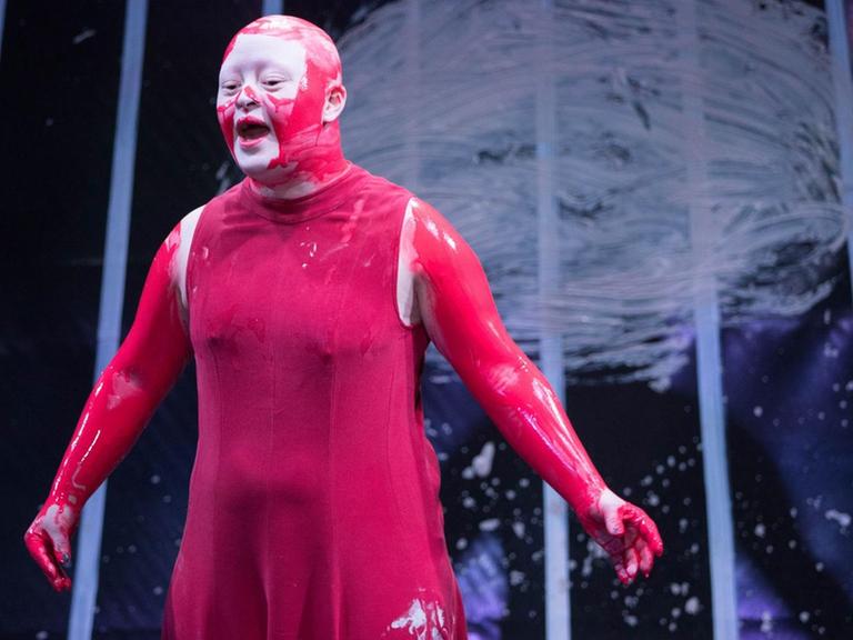 Die Schauspielerin Zora Schemm vom Theater RambaZamba in der Rolle der Antigone