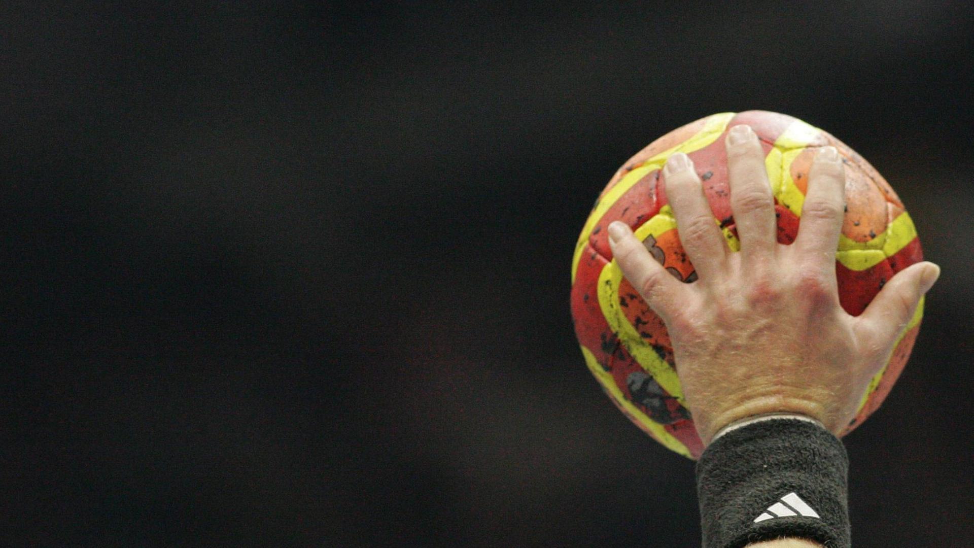 Der Spielball wird geworfen. Der Spielball wird geworfen.