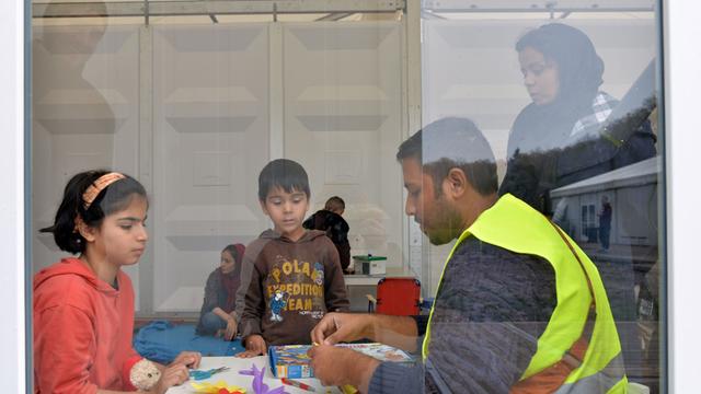 Flüchtlinge in der Zeltstadt auf dem Flugplatz in Bitburg