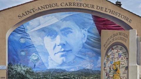 Ein Bild des französischen Widersstandskämpfers Jean Moulin auf einem Wandgemälde in Saint-Andiol, Bouches-du-Rhône.