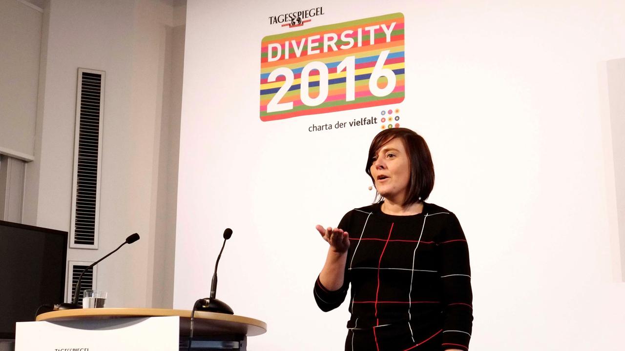 Christina Schulte-Kutsch, Deutsche Telekom AG Berlin, hält eine Rede auf der Tagung "Diversity 2016" im Verlagshaus des Tagesspiegels.