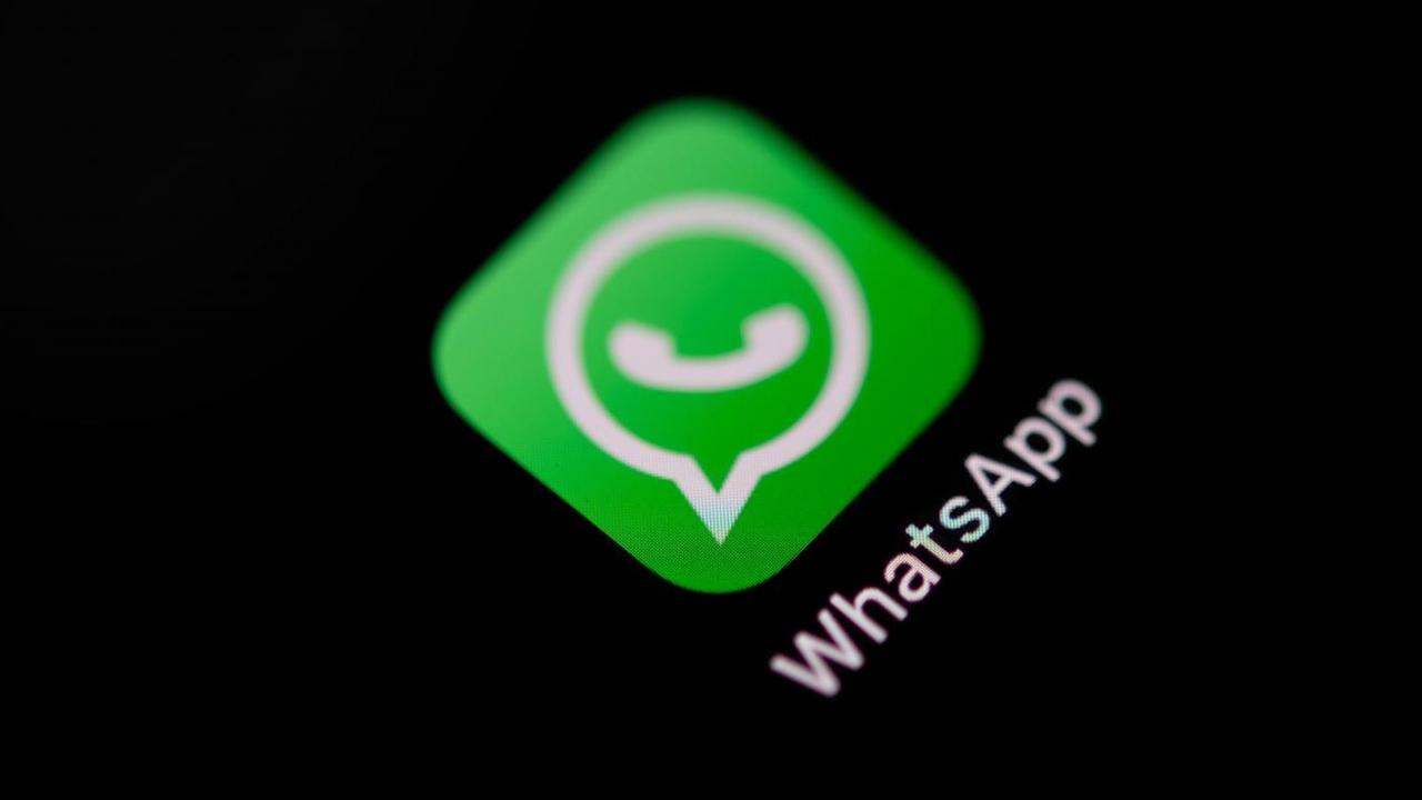 Das Logo des Messanger-Diensts Whatsapp auf einem Smartphone mit schwarzem Display Das Logo des Messanger-Diensts Whatsapp auf einem Smartphone mit schwarzem Display