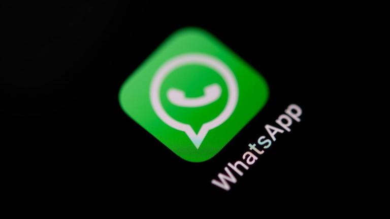Das Logo des Messanger-Diensts Whatsapp auf einem Smartphone mit schwarzem Display