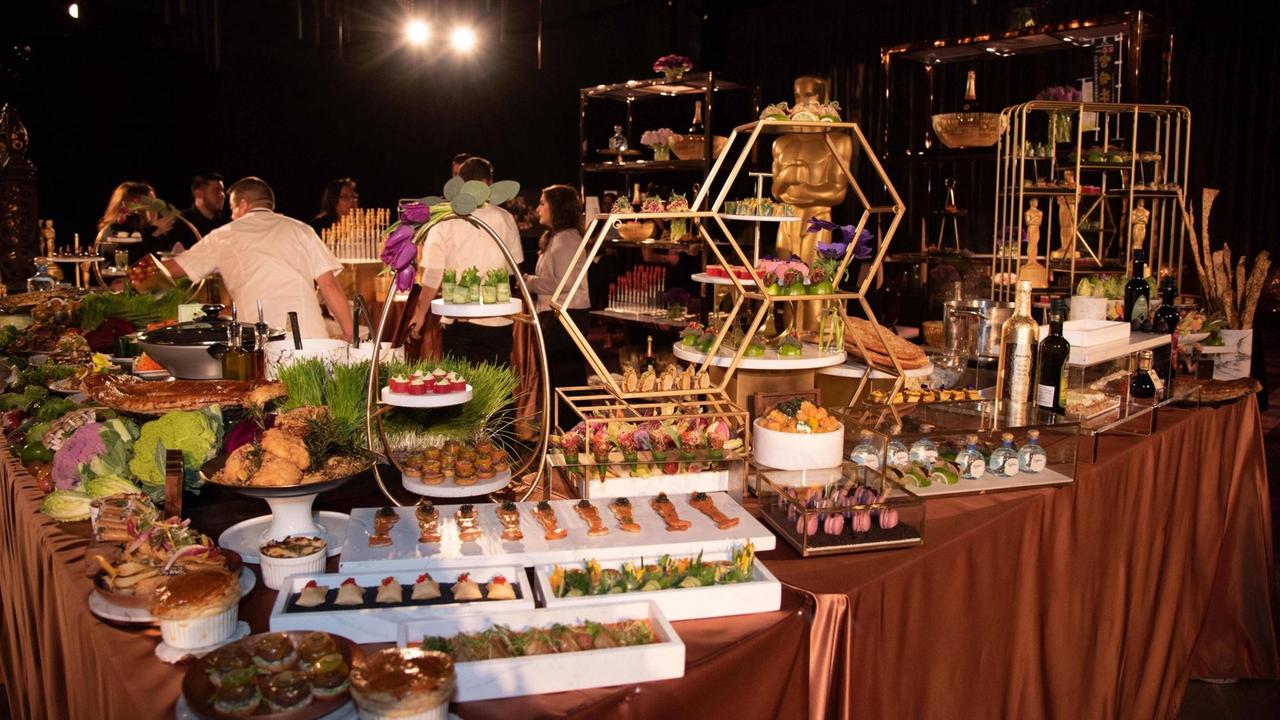 Mehrere Platten mit Speisen stehen auf einem pompös geschmückten Tisch anlässlich einer Party im Vorfeld der Oscar-Verleihung. Mehrere Platten mit Speisen stehen auf einem pompös geschmückten Tisch anlässlich einer Party im Vorfeld der Oscar-Verleihung.