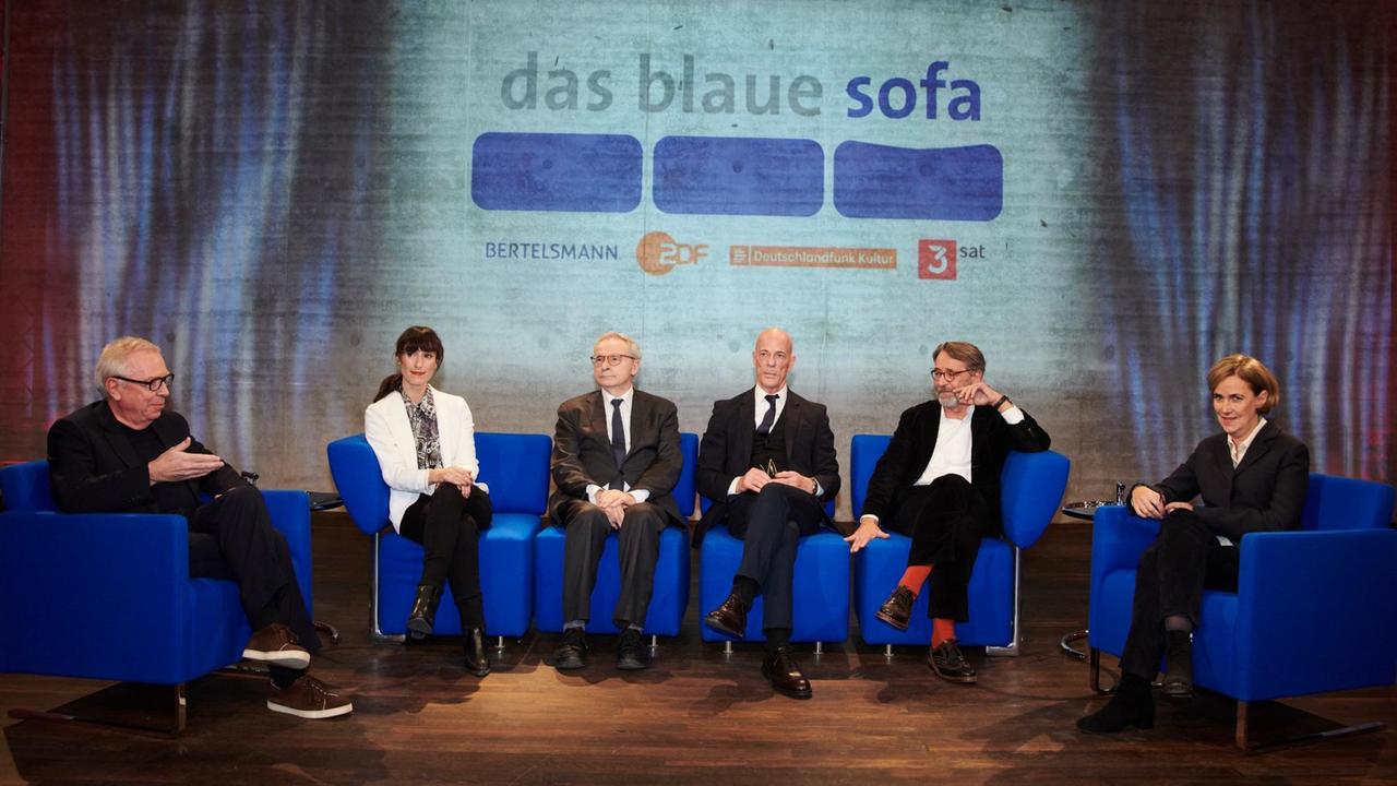 19.11.2019, Berlin: Fernsehaufnahmen «Das blaue Sofa» mit dem Thema «Wie bauen für Kulturpublikum von morgen?» - eine Diskussion in der James-Simon-Galerie mit Vivian Perkovic (2.v.l), Fernsehmoderatorin, und den Architekten David Chipperfield (l-r), Franco Stella, Jacques Herzog, HG Merz und Regine Leibinger. Foto: Annette Riedl/dpa | Verwendung weltweit 19.11.2019, Berlin: Fernsehaufnahmen «Das blaue Sofa» mit dem Thema «Wie bauen für Kulturpublikum von morgen?» - eine Diskussion in der James-Simon-Galerie mit Vivian Perkovic (2.v.l), Fernsehmoderatorin, und den Architekten David Chipperfield (l-r), Franco Stella, Jacques Herzog, HG Merz und Regine Leibinger. Foto: Annette Riedl/dpa | Verwendung weltweit