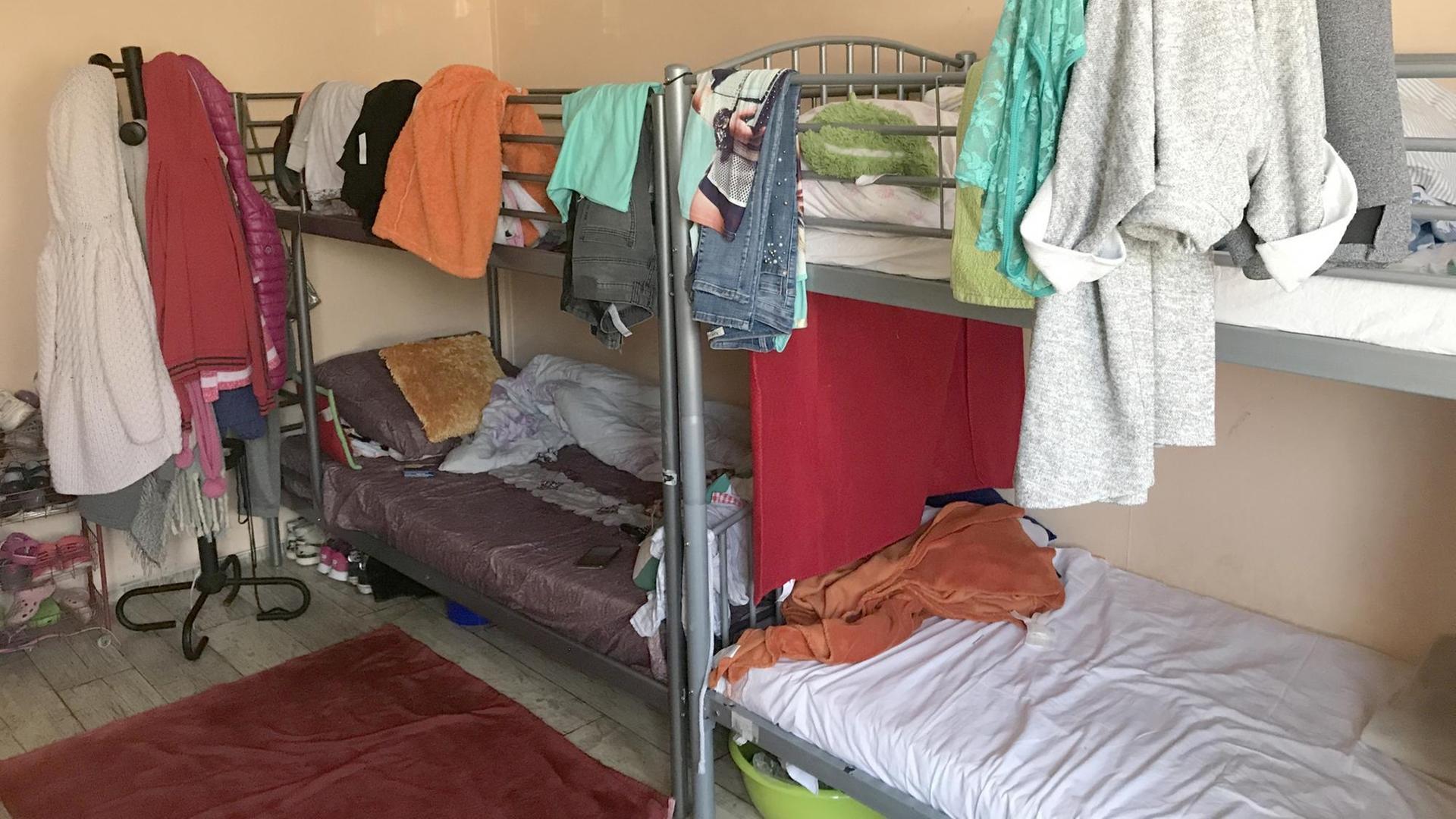 Stockbetten stehen in einem Flüchtlingsheim in Polen, in dem viele tschetschenische Frauen Schutz suchen Stockbetten stehen in einem Flüchtlingsheim in Polen, in dem viele tschetschenische Frauen Schutz suchen