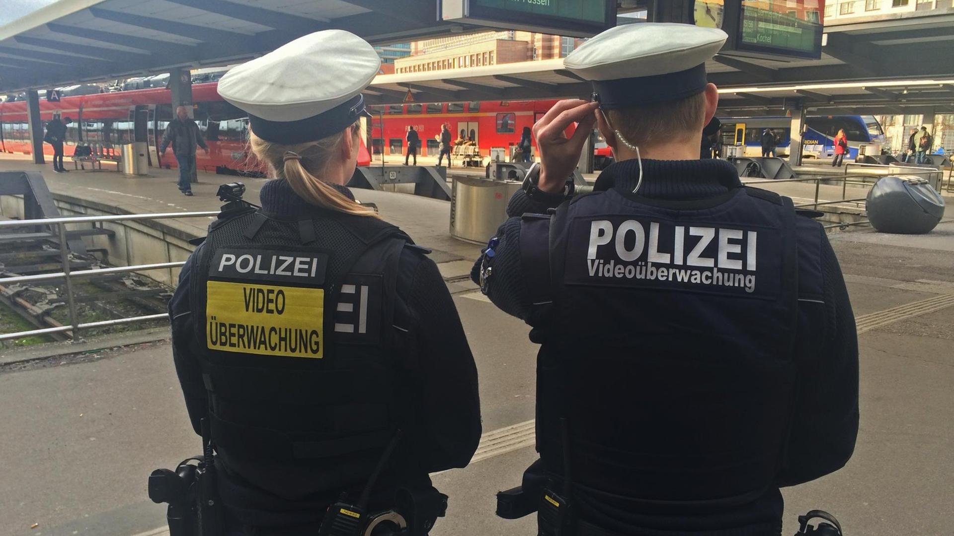 Bundespolizisten am Münchener Hauptbahnhof testen Bodycams. Bundespolizisten am Münchener Hauptbahnhof testen Bodycams.