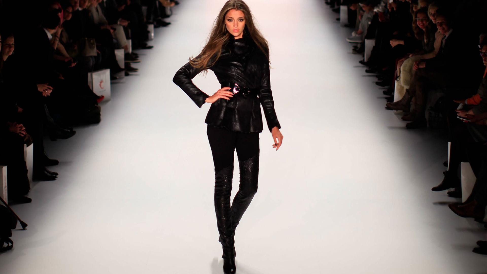 Ein Model auf dem Laufsteg bei der Mercedes-Benz Fashion Week Berlin 2015 - das Model trägt eine Kreation der deutschen Designerin Anja Gockel Ein Model auf dem Laufsteg bei der Mercedes-Benz Fashion Week Berlin 2015 - das Model trägt eine Kreation der deutschen Designerin Anja Gockel