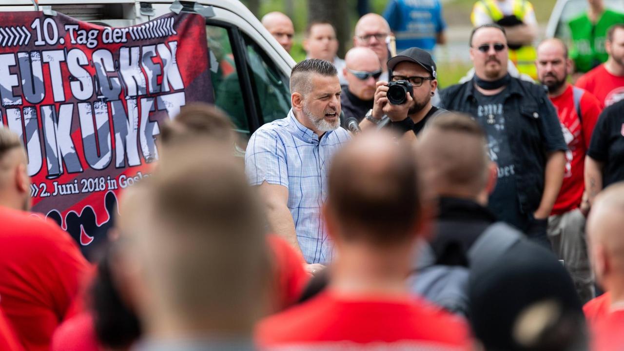 Thorsten Heise spricht auf einer Neonazi-Demonstration in Goslar Thorsten Heise spricht auf einer Neonazi-Demonstration in Goslar