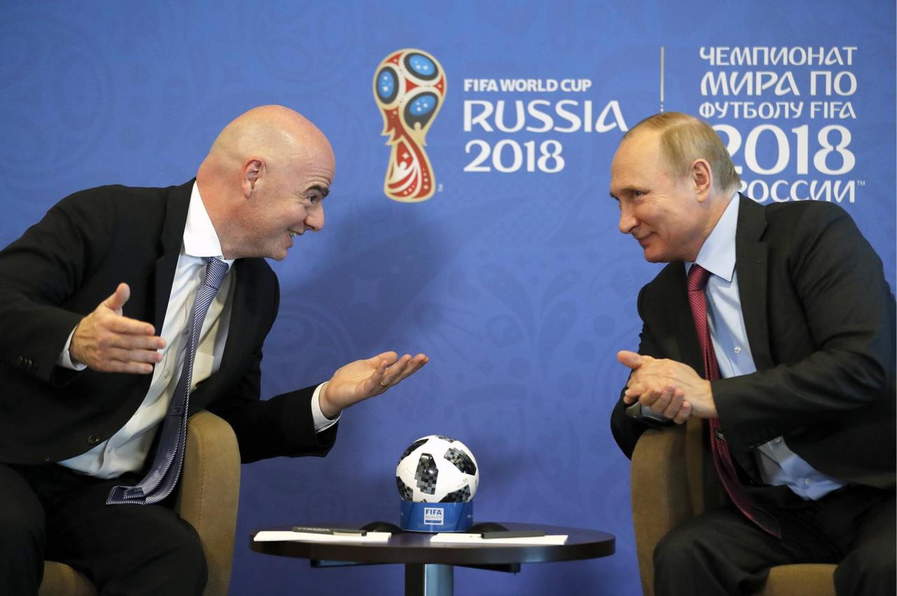 FIFA-Präsident Gianni Infantino und Russlands Präsident Wladimir Putin bei einem Treffen im Vorfeld der Fußball-WM in Sotschi. FIFA-Präsident Gianni Infantino und Russlands Präsident Wladimir Putin bei einem Treffen im Vorfeld der Fußball-WM in Sotschi.