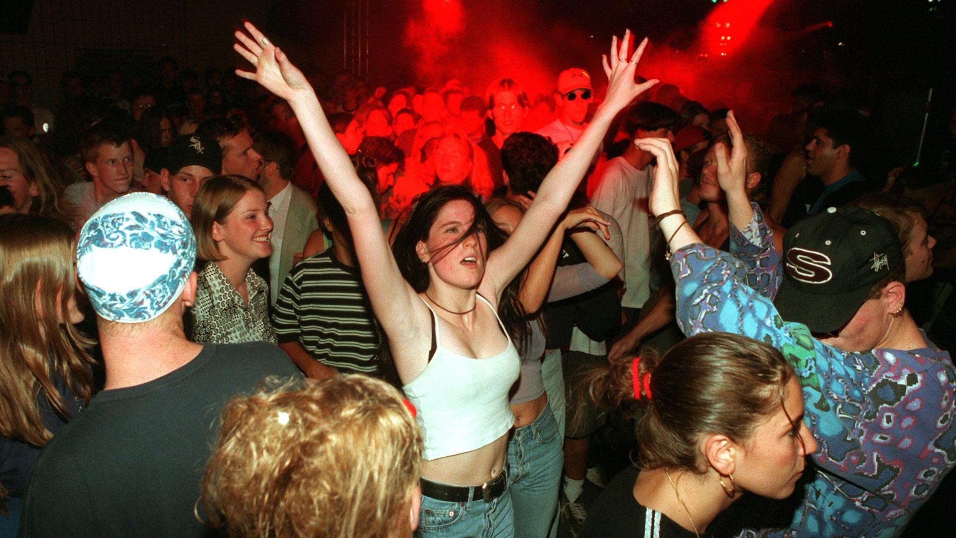 August 1995: Tanzende Techno-Fans im Theater-Tunnel in der Frankfurter Innenstadt August 1995: Tanzende Techno-Fans im Theater-Tunnel in der Frankfurter Innenstadt